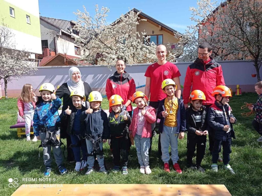 Djeca sa šljemovima uče od Gorske službe spašavanja u dvorištu