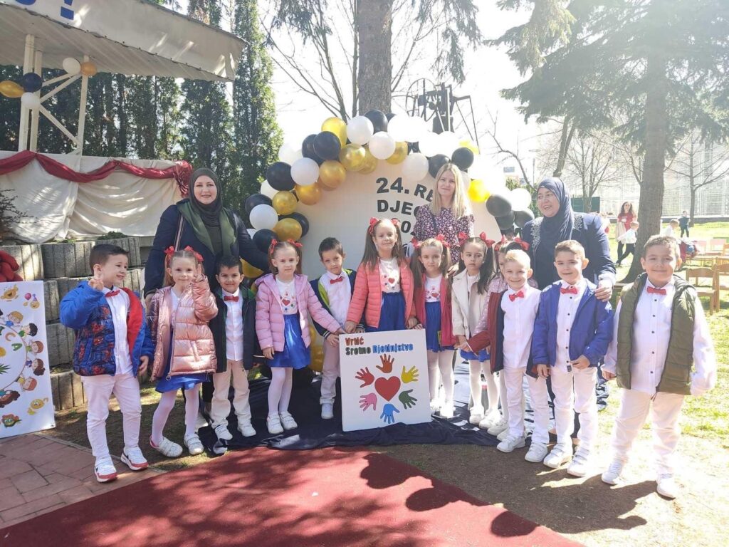 Proslava u dvorištu vrtića s balonima