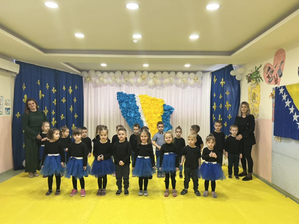 Plesna tačka grupe Bubamare u plavim suknjicama