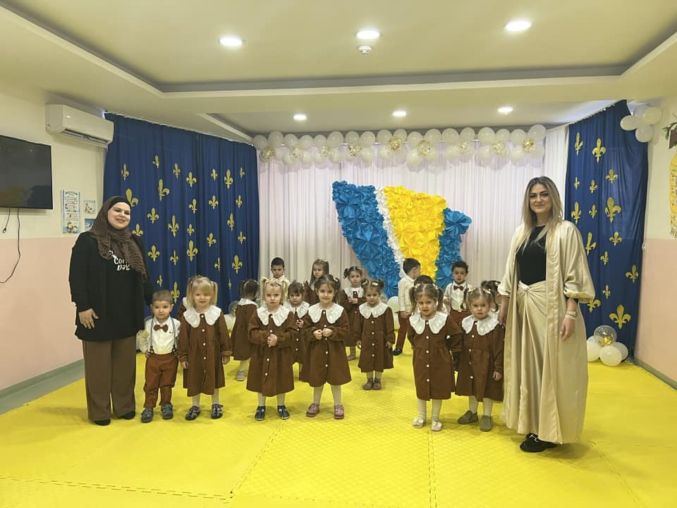 Grupa Pačići u svečanim uniformama u sali