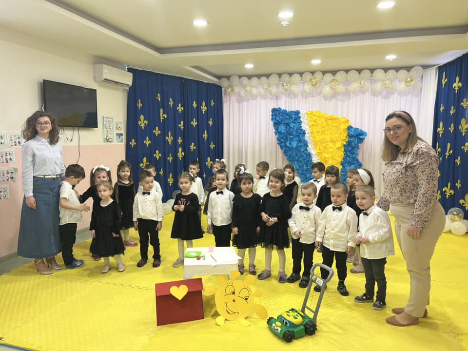Grupa Pčelice na priredbi uz scenografiju